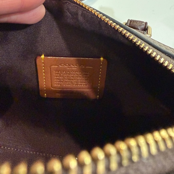 Coach Rowan - Picture 6 of 7